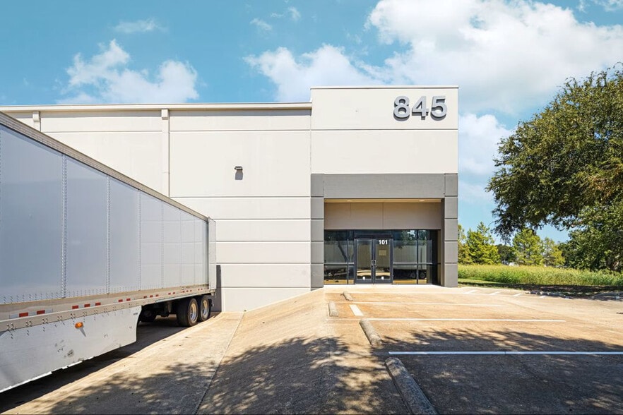 More Photos Of 800 Interchange Blvd, Austin Unknown For Lease