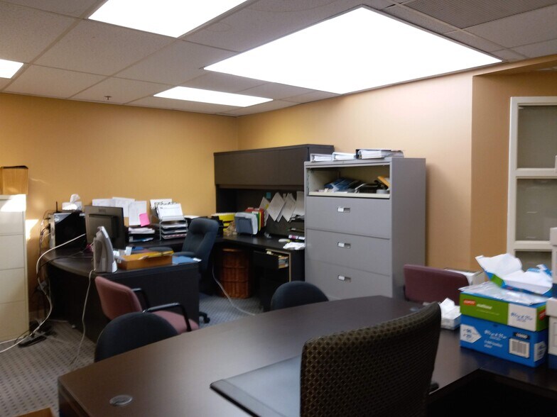More Photos Of 143 East Lake Blvd NE, Airdrie Warehouse For Lease