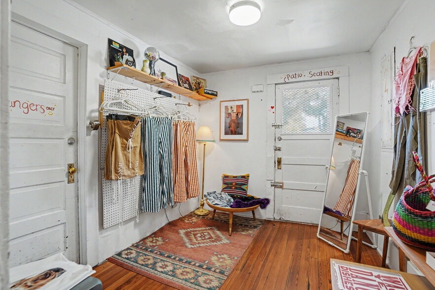 More Photos Of 17 W 41st St, Savannah Freestanding For Sale