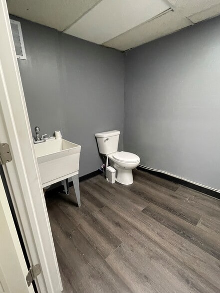 More Photos Of 2901 W 16th St, Indianapolis Freestanding For Sale