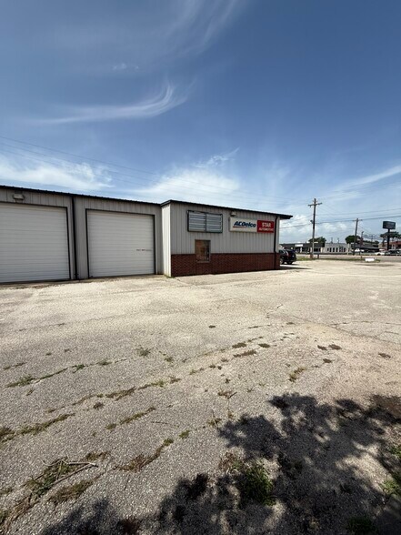 More Photos Of 4005 N Navarro St, Victoria Warehouse For Lease