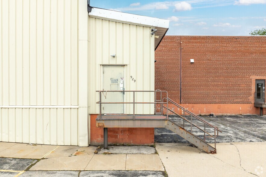 More Photos Of 929 Cedar St, Green Bay Warehouse For Lease