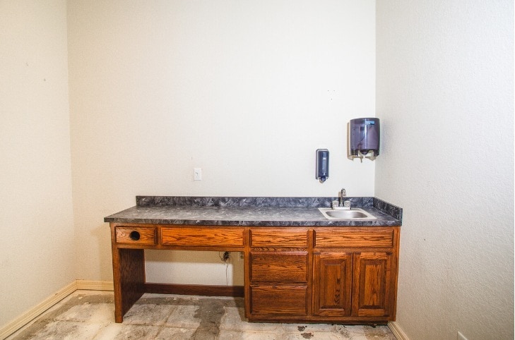 More Photos Of 1702-1708 N Commerce St, Ardmore General Retail For Lease