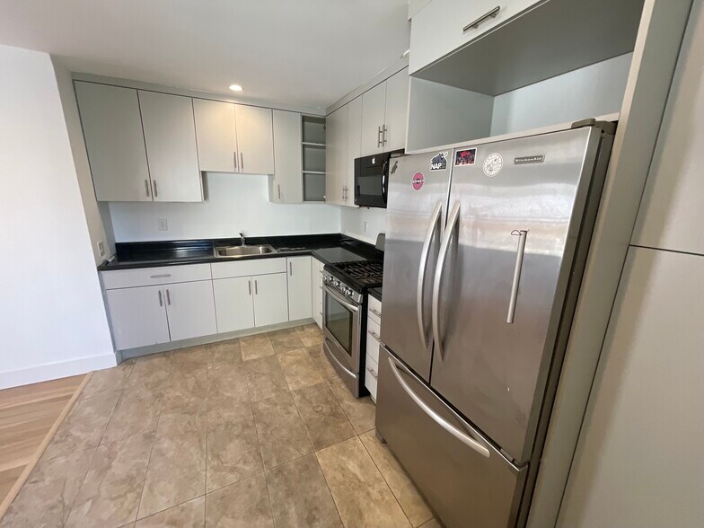 More Photos Of 16123 Wyandotte St, Van Nuys Service For Lease
