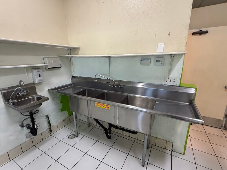 More Photos Of 18125 Saticoy St, Reseda General Retail For Lease
