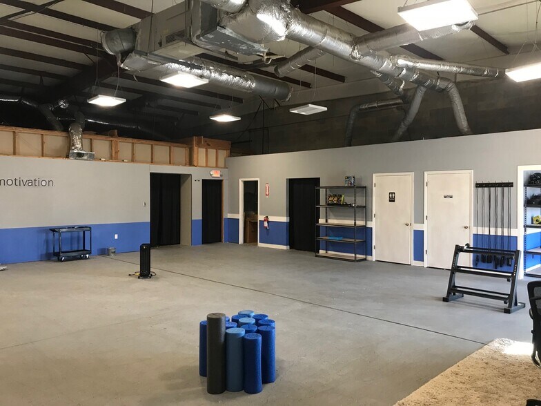 More Photos Of 4-8 Boland Ct, Greenville Flex For Lease