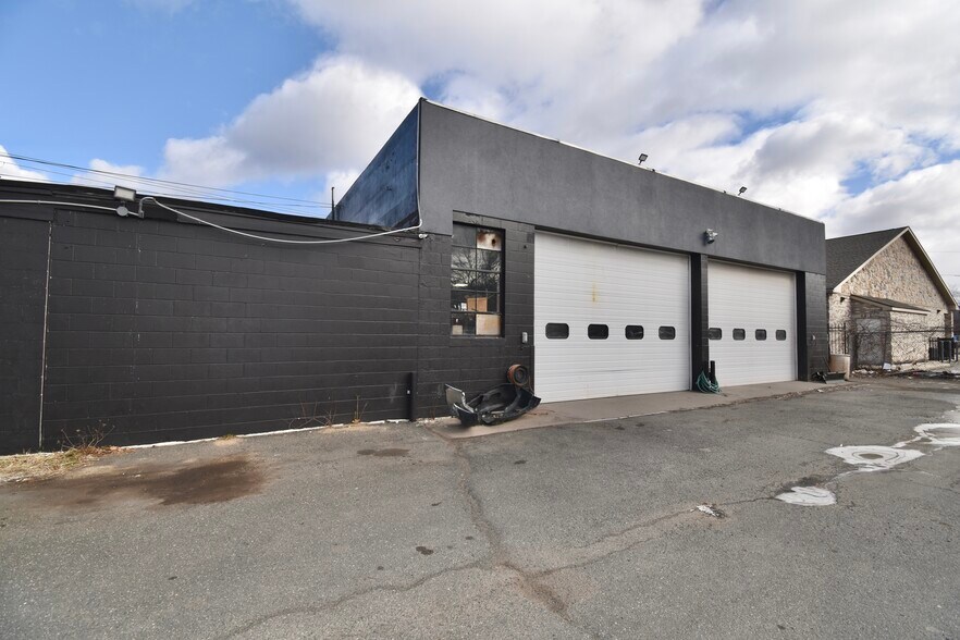More Photos Of 927 Boston Rd, Springfield Auto Repair For Lease