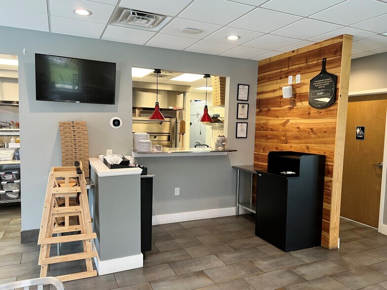 More Photos Of 674 Teresa, Roanoke General Retail For Sale