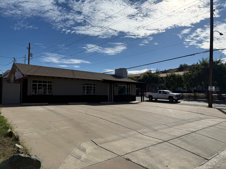More Photos Of 9401 N 3rd Dr, Phoenix General Retail For Lease
