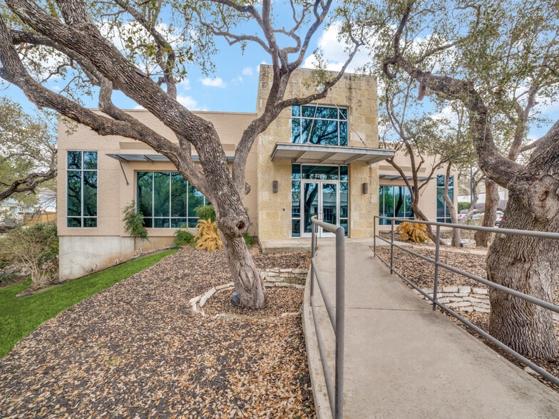 More Photos Of 2200-2202 Thousand Oaks Dr, San Antonio Office For Sale
