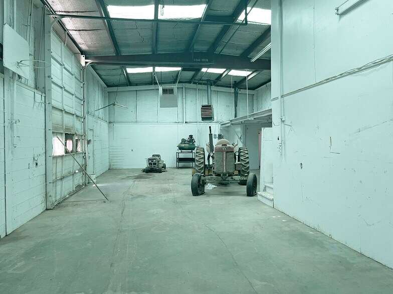 More Photos Of 504 SW 2nd St, Dimmitt Warehouse For Sale