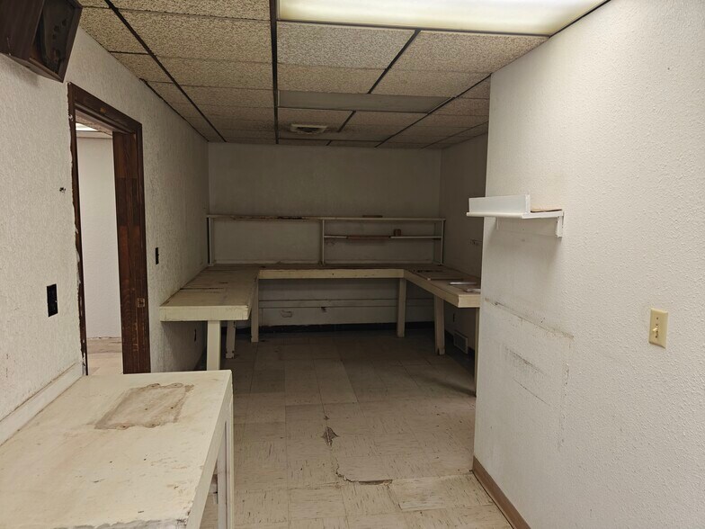 More Photos Of 208 1st St, McCook Office For Sale