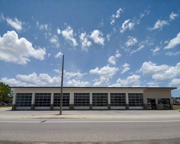 More Photos Of 2022 12th St, Sarasota Auto Repair For Lease