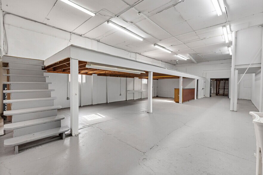 More Photos Of 109-111 35th St, Union City Warehouse For Lease