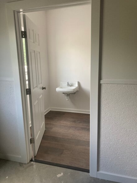 More Photos Of 44 Industrial Drive, New Britain Distribution For Lease