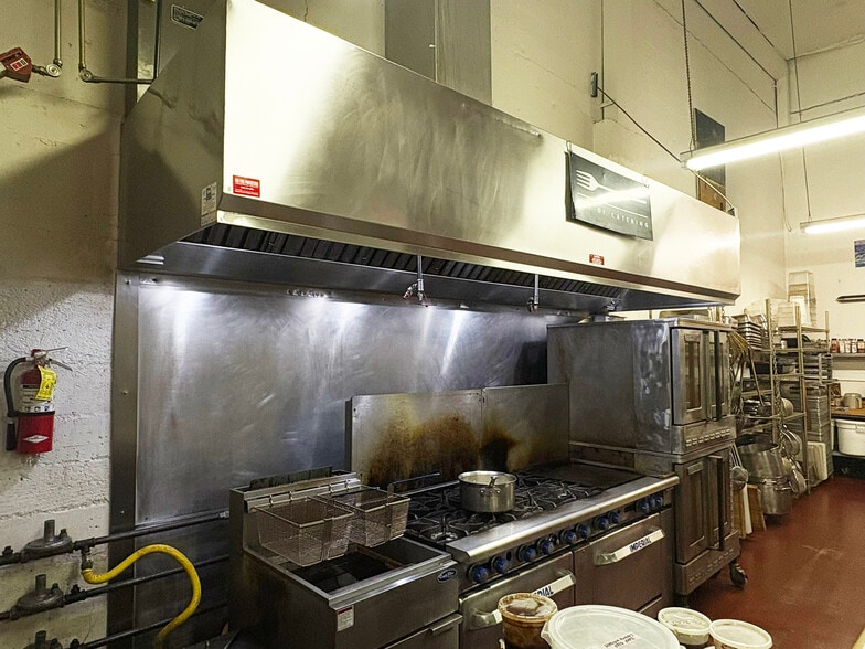 More Photos Of 1019 NW Everett St, Portland Storefront For Lease