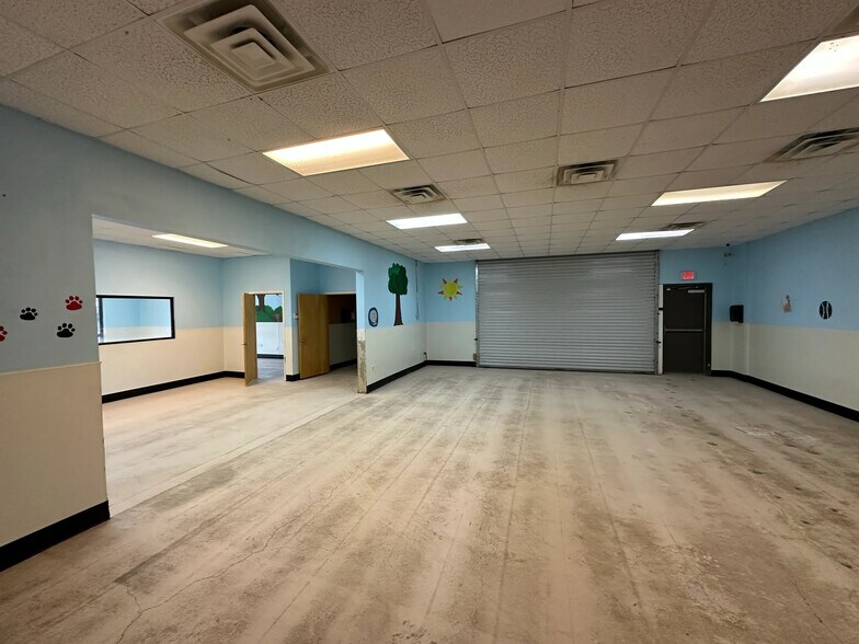 More Photos Of 2004 Roselawn Ave, Monroe Showroom For Lease