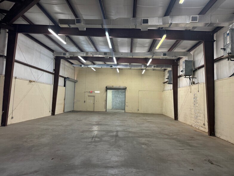 More Photos Of 1091 Progress Ct, Palm Harbor Warehouse For Lease