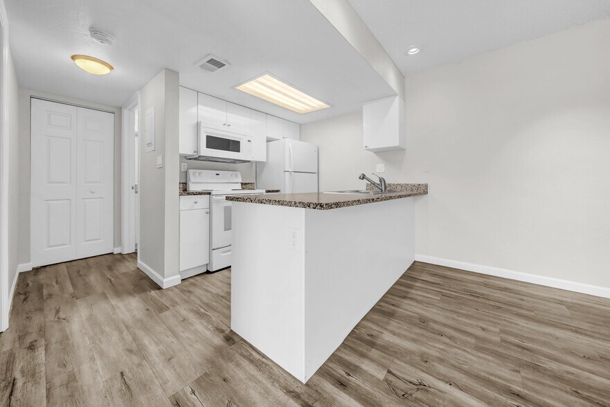 More Photos Of 2019 5th St W, Bradenton Apartments For Sale