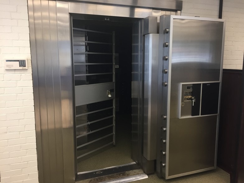 More Photos Of 5385 Veterans Pky, Columbus Freestanding For Sale