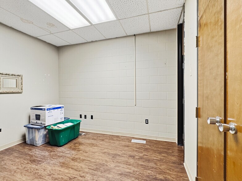 More Photos Of 1212 Air Depot, Midwest City Office For Lease