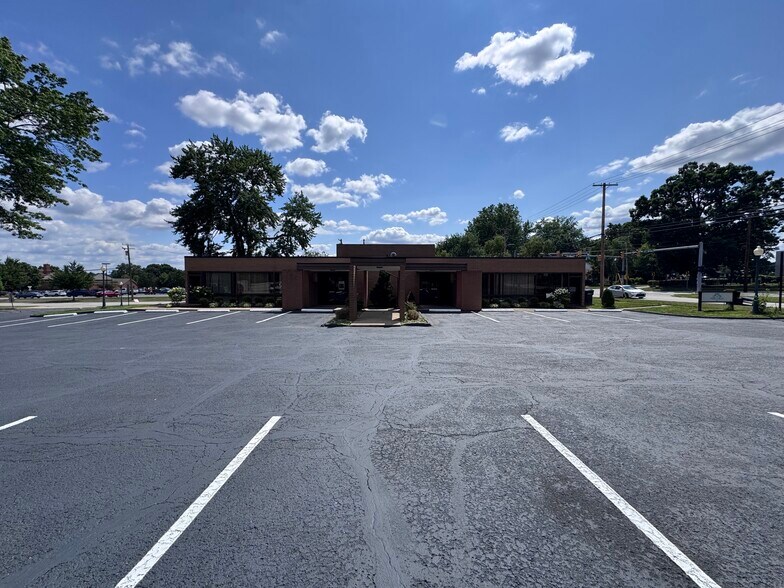 More Photos Of 2341 Oakwood Dr, Cuyahoga Falls Office For Lease