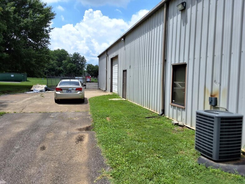 More Photos Of 1120 Courier Pl, Smyrna Warehouse For Lease