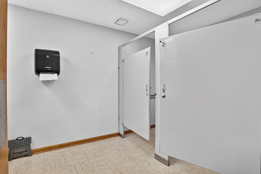 More Photos Of 1301 S Meridian St, Lebanon Religious Facility For Sale