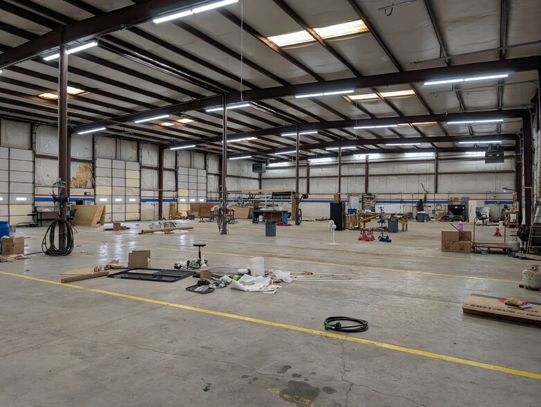 More Photos Of 1523 W Ledgerwood Rd, Andover Showroom For Lease