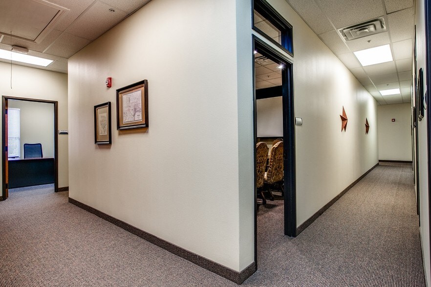 More Photos Of 1011 Surrey Ln, Flower Mound Office For Lease