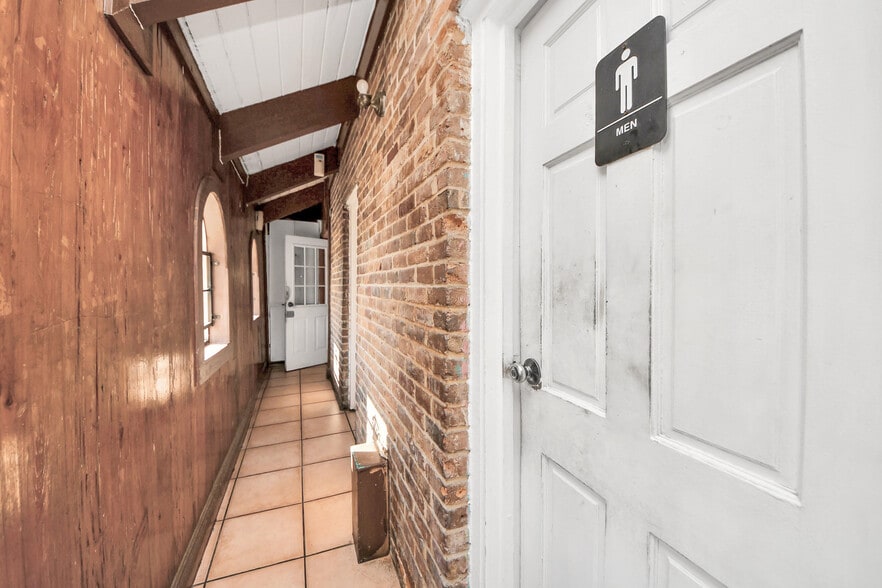 More Photos Of 7626 Clarewood Dr, Houston Restaurant For Sale