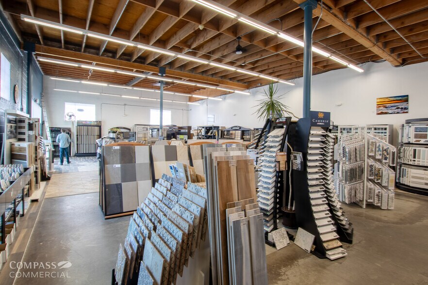 More Photos Of 798 NW 5th St, Redmond Storefront For Lease