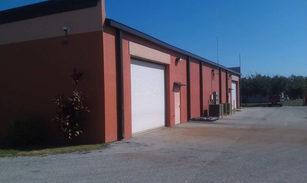 More Photos Of 6391 Corporate Park Cir, Fort Myers Research And Development For Lease
