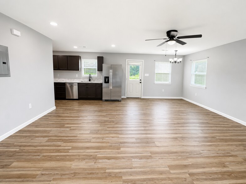 More Photos Of 191 Railroad St, Phil Campbell Dormitory For Sale