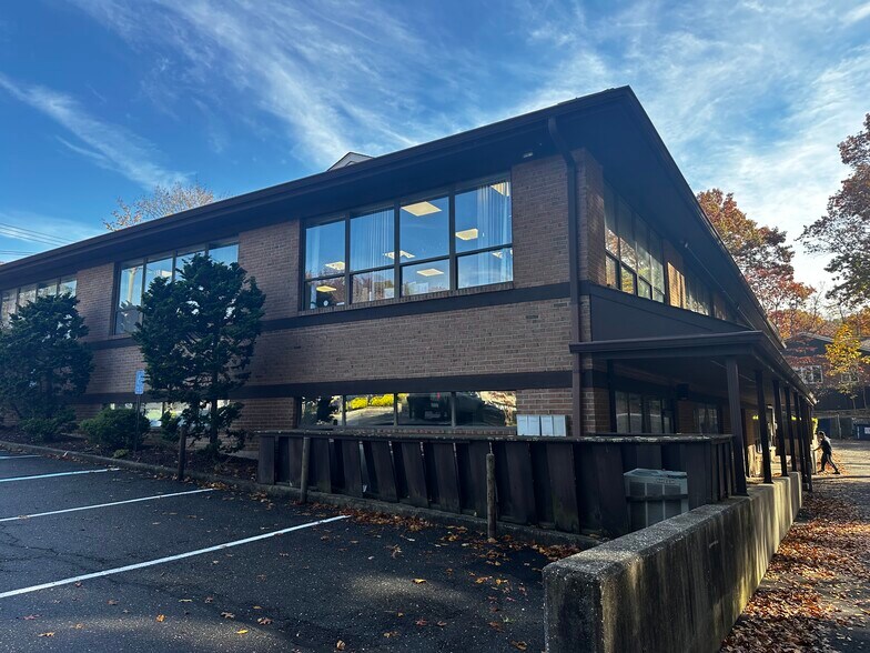 More Photos Of 20 Gilbert Ave, Hauppauge Medical For Lease