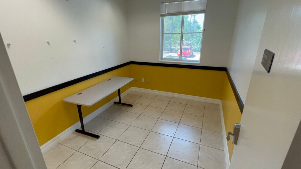 More Photos Of 4940 Bayline Dr, North Fort Myers Warehouse For Lease