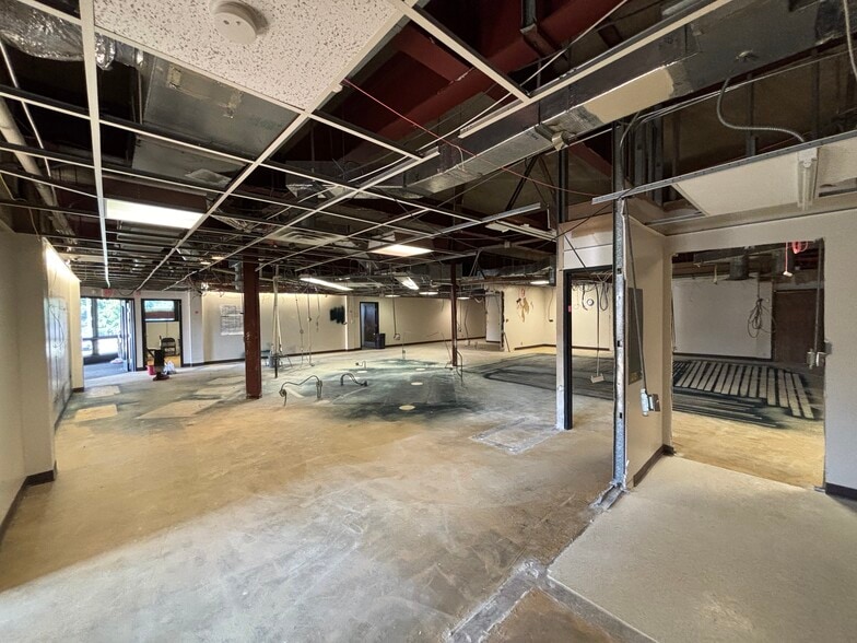 More Photos Of 9000 Old Santa Fe Rd, Kansas City Office For Sale