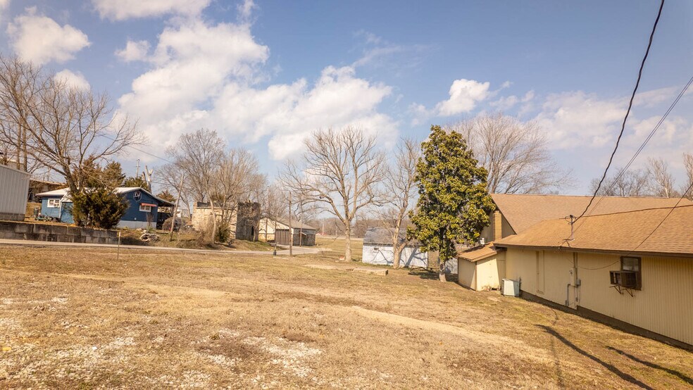 More Photos Of 105 E Couch St, Alton General Retail For Sale