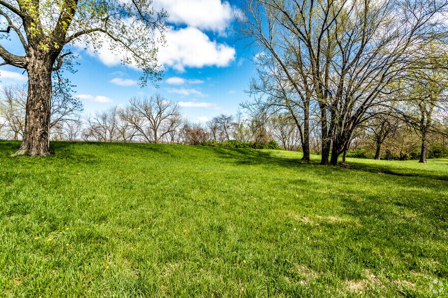 More Photos Of Greystone Ave, Kansas City Flex For Lease