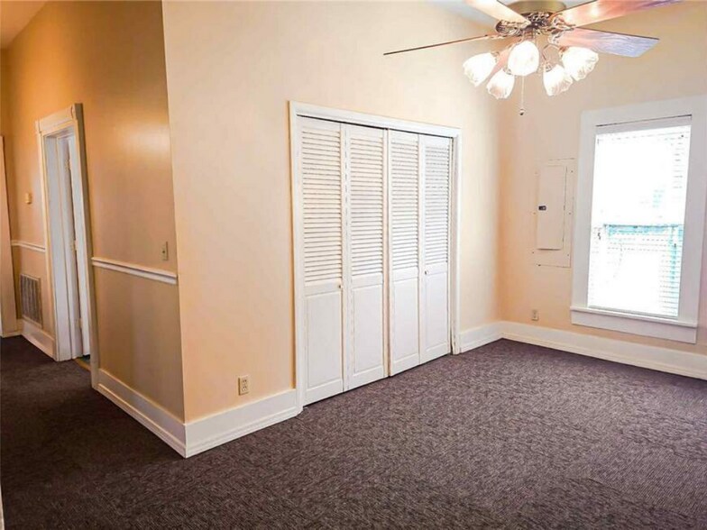 More Photos Of 1301 W Main St, Clarksville Office For Sale