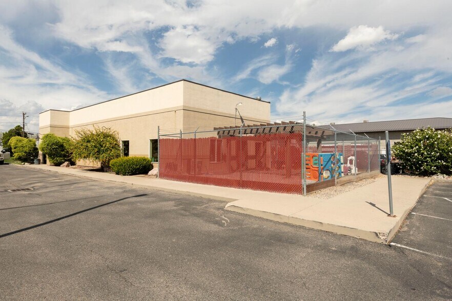 More Photos Of 5951 S Stratler St, Salt Lake City Veterinarian Kennel For Sale