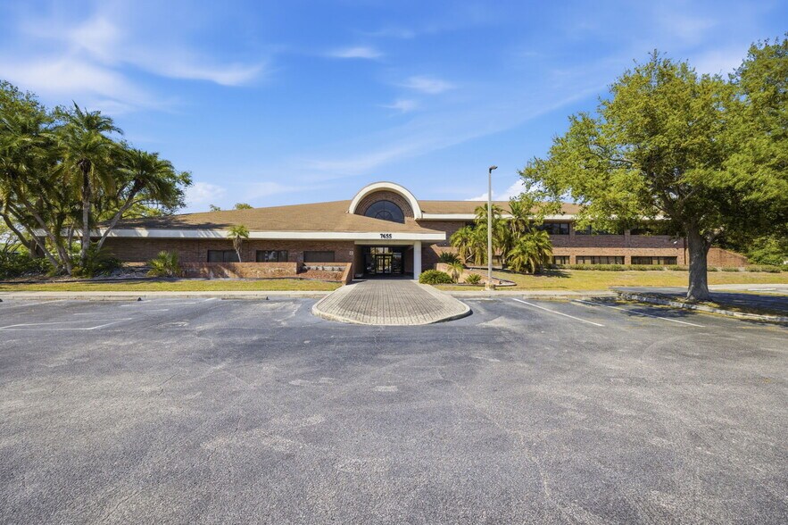 More Photos Of 7655 38th Ave N, Saint Petersburg Office For Sale