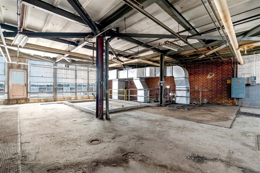 More Photos Of 300 S Main St, Mauldin Warehouse For Sale