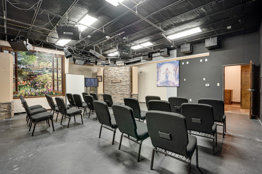 More Photos Of 8855 N Stemmons Fwy, Dallas Office For Sale