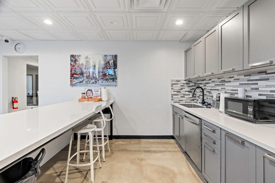 More Photos Of 4600 W American Ave, Bakersfield Office For Sale