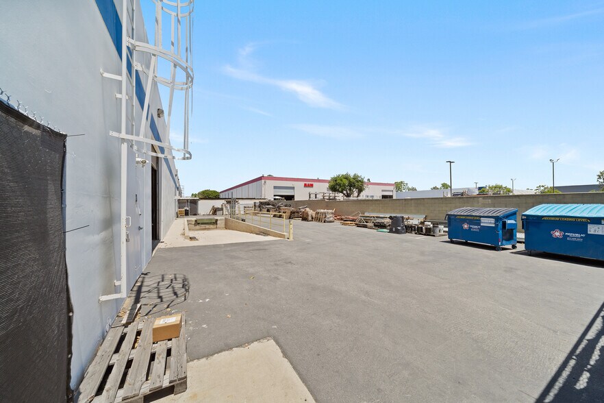 More Photos Of 3701 W Carriage Dr, Santa Ana Warehouse For Lease