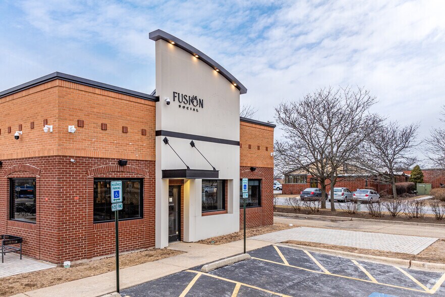 Primary Photo Of 4405 Winfield Rd, Warrenville Restaurant For Lease