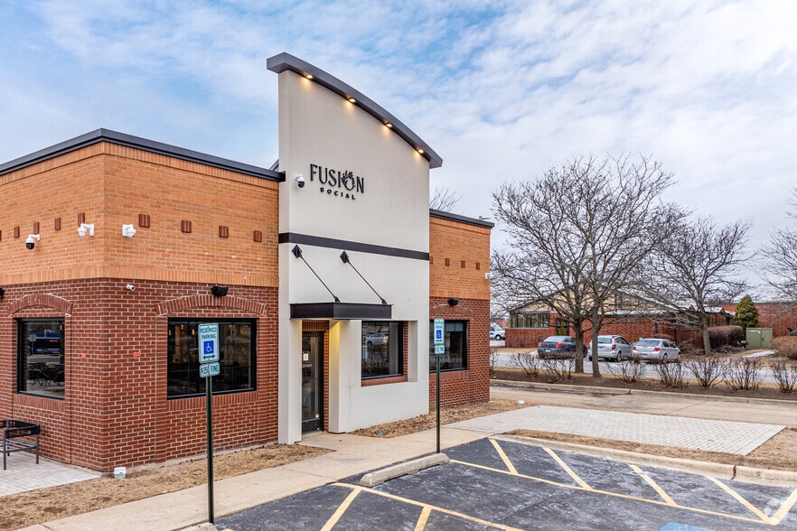 Primary Photo Of 4405 Winfield Rd, Warrenville Restaurant For Lease