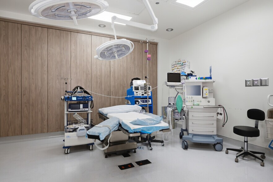More Photos Of 5864 S Durango Dr, Las Vegas Medical For Sale