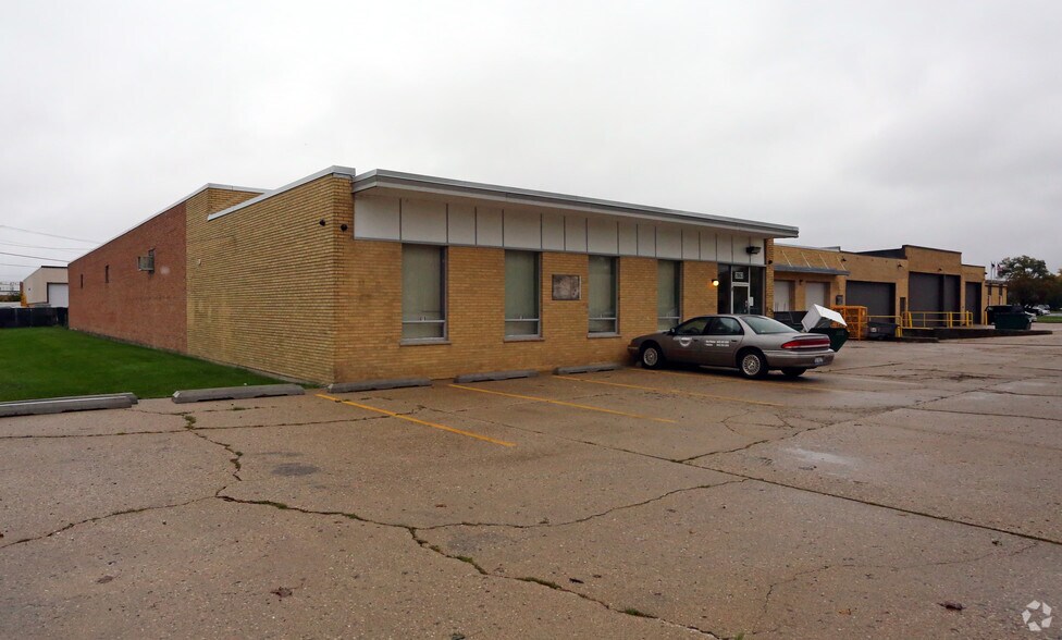 Primary Photo Of 2063 Frontage Rd, Des Plaines Warehouse For Lease